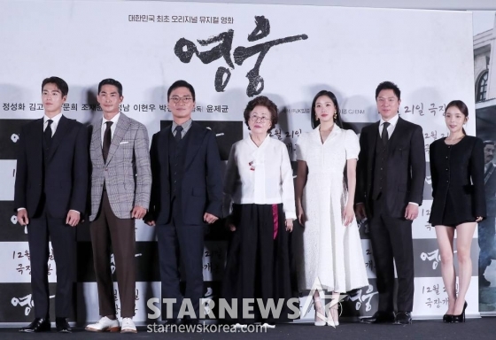 배우 이현우, 배정남, 조재윤, 나문희, 김고은, 정성화, 박진주가 8일 오후 서울 용산구 아이파크몰 CGV에서 진행된 뮤지컬 영화 &#039;영웅&#039; 언론시사회 및 기자간담회에 참석해 포즈를 취하고 있다.  &#039;영웅&#039;은 1909년 10월, 하얼빈에서 이토 히로부미를 사살한 뒤 일본 법정의 사형 판결을 받고 순국한 안중근 의사가 거사를 준비하던 때부터 죽음을 맞이하던 순간까지 잊을 수 없는 마지막 1년을 그린 영화다. 오는 21일 개봉. 2022.12.08 /사진=김창현 기자 chmt@