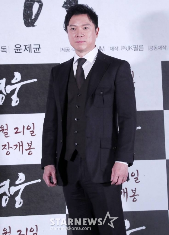 배우 정성화가 8일 오후 서울 용산구 아이파크몰 CGV에서 진행된 뮤지컬 영화 &#039;영웅&#039; 언론시사회 및 기자간담회에 참석해 포즈를 취하고 있다.  &#039;영웅&#039;은 1909년 10월, 하얼빈에서 이토 히로부미를 사살한 뒤 일본 법정의 사형 판결을 받고 순국한 안중근 의사가 거사를 준비하던 때부터 죽음을 맞이하던 순간까지 잊을 수 없는 마지막 1년을 그린 영화다. 오는 21일 개봉. 2022.12.08 /사진=김창현 기자 chmt@