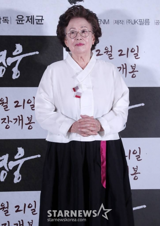 배우 나문희가 8일 오후 서울 용산구 아이파크몰 CGV에서 진행된 뮤지컬 영화 &#039;영웅&#039; 언론시사회 및 기자간담회에 참석해 포즈를 취하고 있다.  &#039;영웅&#039;은 1909년 10월, 하얼빈에서 이토 히로부미를 사살한 뒤 일본 법정의 사형 판결을 받고 순국한 안중근 의사가 거사를 준비하던 때부터 죽음을 맞이하던 순간까지 잊을 수 없는 마지막 1년을 그린 영화다. 오는 21일 개봉. 2022.12.08 /사진=김창현 기자 chmt@