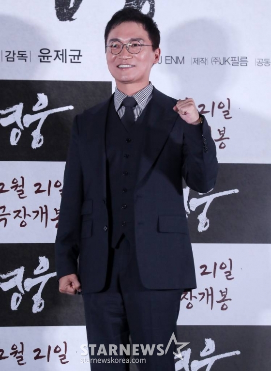 배우 조재윤이 8일 오후 서울 용산구 아이파크몰 CGV에서 진행된 뮤지컬 영화 &#039;영웅&#039; 언론시사회 및 기자간담회에 참석해 포즈를 취하고 있다.  &#039;영웅&#039;은 1909년 10월, 하얼빈에서 이토 히로부미를 사살한 뒤 일본 법정의 사형 판결을 받고 순국한 안중근 의사가 거사를 준비하던 때부터 죽음을 맞이하던 순간까지 잊을 수 없는 마지막 1년을 그린 영화다. 오는 21일 개봉. 2022.12.08 /사진=김창현 기자 chmt@