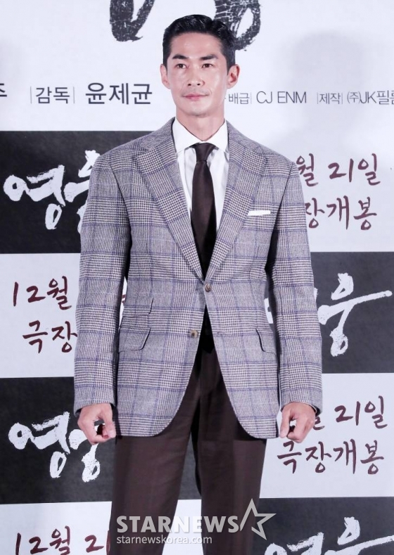 배우 배정남이 8일 오후 서울 용산구 아이파크몰 CGV에서 진행된 뮤지컬 영화 &#039;영웅&#039; 언론시사회 및 기자간담회에 참석해 포즈를 취하고 있다.  &#039;영웅&#039;은 1909년 10월, 하얼빈에서 이토 히로부미를 사살한 뒤 일본 법정의 사형 판결을 받고 순국한 안중근 의사가 거사를 준비하던 때부터 죽음을 맞이하던 순간까지 잊을 수 없는 마지막 1년을 그린 영화다. 오는 21일 개봉. 2022.12.08 /사진=김창현 기자 chmt@