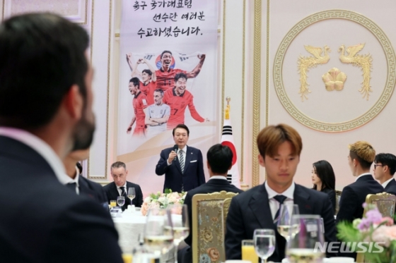 윤석열 대통령(태극기 왼쪽)이 8일 청와대 영빈관에서 열린 카타르 월드컵 축구 국가대표팀 환영 만찬에서 환영사를 하고 있다. /사진=뉴시스