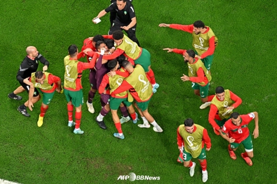 모로코 선수들이 7일(한국시간) 열린 스페인과 16강전에서 승부차기 끝에 승리한 뒤 기뻐하고 있다. /AFPBBNews=뉴스1
