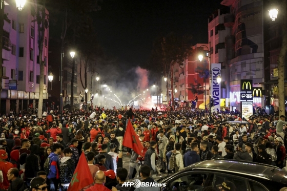 모로코 국민들이 7일(한국시간) 수도 라바트에서 자국의 월드컵 8강 진출이 확정되자 길거리로 나온 뒤 기쁨을 함께하고 있다. /AFPBBNews=뉴스1