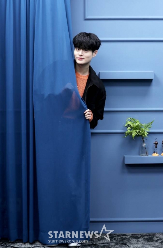 그룹 AB6IX 이대휘가 지난 5일 서울 종로구 스타뉴스 사옥에서 진행된 ENA 수목드라마 &#039;얼어죽을 연애따위&#039; 종영 인터뷰에 앞서 포즈를 취하고 있다.  첫 정극에 도전한 이대휘는 극 중 능력있는 예능국 신입 프로듀서 김상우 역을 열연했다. /사진=김창현 기자 chmt@