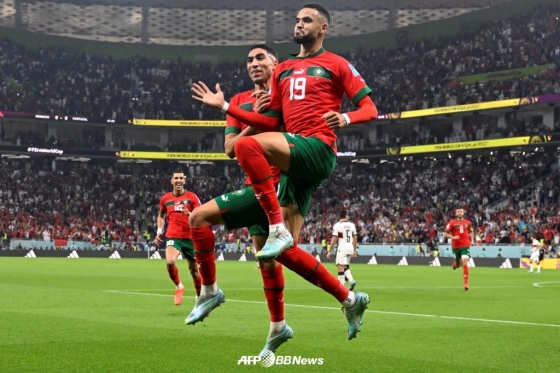 모로코 공격수 엔네시리(오른쪽)가 포르투갈과 2022 카타르 월드컵 8강전에서 선제골을 터트린 뒤 세리머니를 펼치고 있다. /AFPBBNews=뉴스1