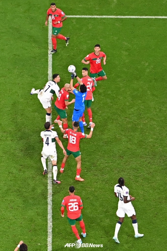 포르투갈과 모로코 선수들의 볼 경합 모습. /AFPBBNews=뉴스1
