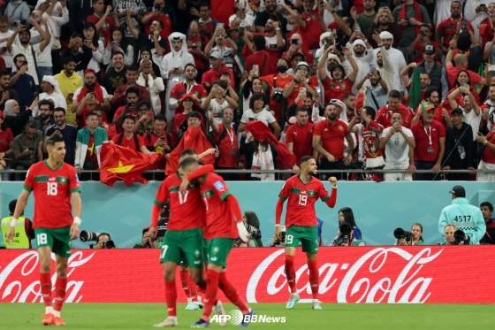 모로코 대표팀 선수들과 팬들이 선제골이 터지자 기뻐하고 있다. /AFPBBNews=뉴스1