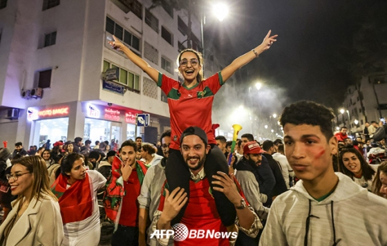 모로코 팬들이 11일(한국시간) 대표팀이 사상 첫 월드컵 4강에 진출하자 수도 라바트 거리에 나와 기쁨을 나누고 있다. /AFPBBNews=뉴스1 