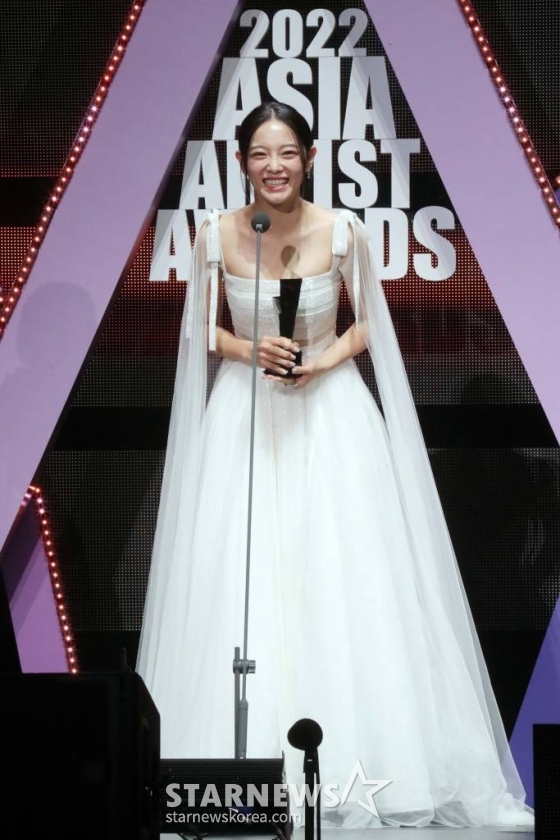 배우 김세정이 13일 오후 일본 나고야 니혼가이시홀에서 열린 스타뉴스-미디어보이 주최 '2022 Asia Artist Awards IN JAPAN'(2022 아시아 아티스트 어워즈, 이하 2022 AAA)에서 AAA 베스트액터상을 수상하고 소감을 말하고 있다.  스타뉴스와 미디어보이가 주최하고 Asia Artist Awards 조직위원회와 더스타파트너, 컬쳐 엔터테인먼트가 공동 주관하는 글로벌 NO.1 시상식 '2022 AAA'에는 올 한 해 동안 국내외에서 많은 사랑을 받은 가수, 배우들이 참석해 눈을 뗄 수 없는 화려한 글로벌 축제의 장을 펼친다. 2022.12.13 /사진=임성균 기자 tjdrbs23@