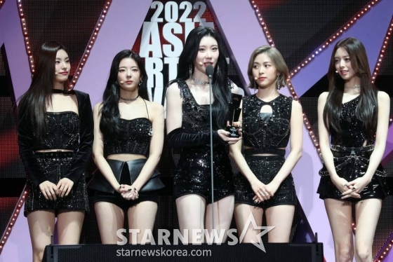 배우 있지가 13일 오후 일본 나고야 니혼가이시홀에서 열린 스타뉴스-미디어보이 주최 '2022 Asia Artist Awards IN JAPAN'(2022 아시아 아티스트 어워즈, 이하 2022 AAA)에서 AAA 베스트아티스트상을 수상하고 소감을 말하고 있다. 스타뉴스와 미디어보이가 주최하고 Asia Artist Awards 조직위원회와 더스타파트너, 컬쳐 엔터테인먼트가 공동 주관하는 글로벌 NO.1 시상식 '2022 AAA'에는 올 한 해 동안 국내외에서 많은 사랑을 받은 가수, 배우들이 참석해 눈을 뗄 수 없는 화려한 글로벌 축제의 장을 펼친다. 2022.12.13 /사진=임성균 기자 tjdrbs23@