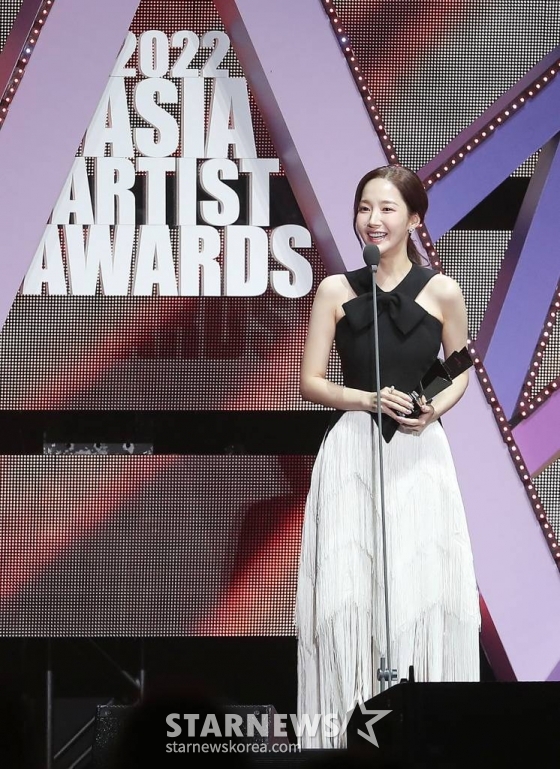 배우 박민영이 13일 오후 일본 나고야 니혼가이시홀에서 열린 스타뉴스-미디어보이 주최 '2022 Asia Artist Awards IN JAPAN'(2022 아시아 아티스트 어워즈, 이하 2022 AAA)에서 핫트렌드를 수상한 뒤 소감을 말하고 있다. 스타뉴스와 미디어보이가 주최하고 Asia Artist Awards 조직위원회와 더스타파트너, 컬쳐 엔터테인먼트가 공동 주관하는 글로벌 NO.1 시상식 '2022 AAA'에는 올 한 해 동안 국내외에서 많은 사랑을 받은 가수, 배우들이 참석해 눈을 뗄 수 없는 화려한 글로벌 축제의 장을 펼친다. 2022.12.13 /사진=김창현 기자 chmt@