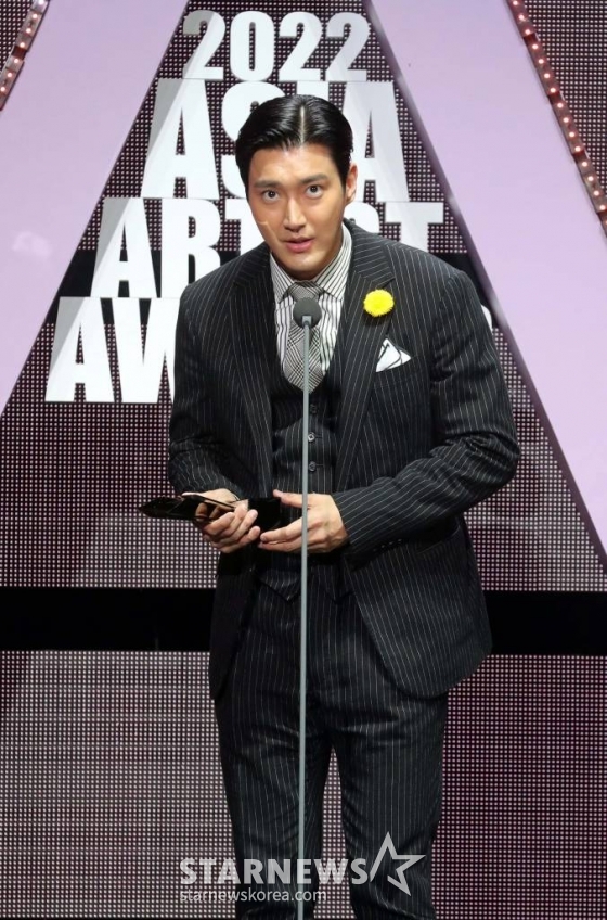 배우 최시원이 13일 오후 일본 나고야 니혼가이시홀에서 열린 스타뉴스-미디어보이 주최 '2022 Asia Artist Awards IN JAPAN'(2022 아시아 아티스트 어워즈, 이하 2022 AAA)에서 AAA 베스트 액팅 퍼포먼스상을 수상하고 소감을 말하고 있다. 스타뉴스와 미디어보이가 주최하고 Asia Artist Awards 조직위원회와 더스타파트너, 컬쳐 엔터테인먼트가 공동 주관하는 글로벌 NO.1 시상식 '2022 AAA'에는 올 한 해 동안 국내외에서 많은 사랑을 받은 가수, 배우들이 참석해 눈을 뗄 수 없는 화려한 글로벌 축제의 장을 펼친다. 2022.12.13 /사진=임성균 기자 tjdrbs23@