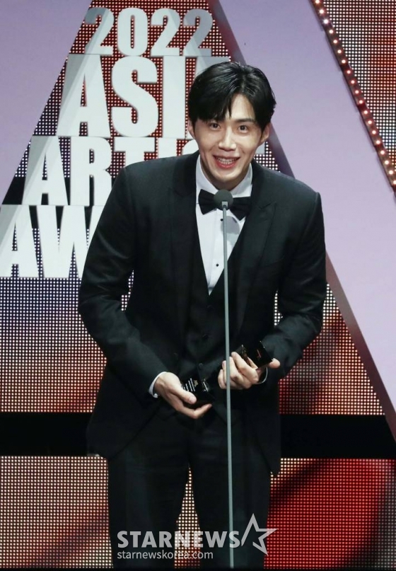 배우 김선호가 13일 오후 일본 나고야 니혼가이시홀에서 열린 스타뉴스-미디어보이 주최 '2022 Asia Artist Awards IN JAPAN'(2022 아시아 아티스트 어워즈, 이하 2022 AAA)에서 AAA베스트초이스상을 수상하고 소감을 말하고 있다. 스타뉴스와 미디어보이가 주최하고 Asia Artist Awards 조직위원회와 더스타파트너, 컬쳐 엔터테인먼트가 공동 주관하는 글로벌 NO.1 시상식 '2022 AAA'에는 올 한 해 동안 국내외에서 많은 사랑을 받은 가수, 배우들이 참석해 눈을 뗄 수 없는 화려한 글로벌 축제의 장을 펼친다. 2022.12.13 /사진=임성균 기자 tjdrbs23@