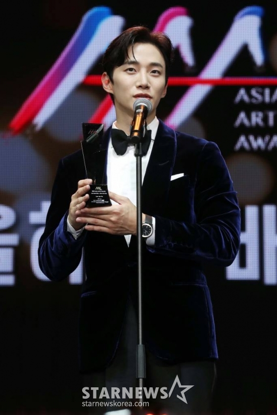 배우 이준호가 13일 오후 일본 나고야 니혼가이시홀에서 열린 스타뉴스-미디어보이 주최 '2022 Asia Artist Awards IN JAPAN'(2022 아시아 아티스트 어워즈, 이하 2022 AAA)에서 AAA대상 올해의 배우상을 수상하고 소감을 말하고 있다. 스타뉴스와 미디어보이가 주최하고 Asia Artist Awards 조직위원회와 더스타파트너, 컬쳐 엔터테인먼트가 공동 주관하는 글로벌 NO.1 시상식 '2022 AAA'에는 올 한 해 동안 국내외에서 많은 사랑을 받은 가수, 배우들이 참석해 눈을 뗄 수 없는 화려한 글로벌 축제의 장을 펼친다. 2022.12.13 /사진=임성균 기자 tjdrbs23@