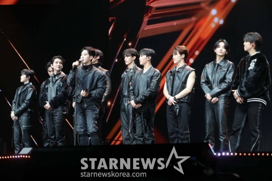 그룹 세븐틴이 13일 오후 일본 나고야 니혼가이시홀에서 열린 스타뉴스-미디어보이 주최 '2022 Asia Artist Awards IN JAPAN'(2022 아시아 아티스트 어워즈, 이하 2022 AAA)에서 AAA대상 올해의 가수상을 수상하고 소감을 말하고 있다. 스타뉴스와 미디어보이가 주최하고 Asia Artist Awards 조직위원회와 더스타파트너, 컬쳐 엔터테인먼트가 공동 주관하는 글로벌 NO.1 시상식 '2022 AAA'에는 올 한 해 동안 국내외에서 많은 사랑을 받은 가수, 배우들이 참석해 눈을 뗄 수 없는 화려한 글로벌 축제의 장을 펼친다. 2022.12.13 /사진=임성균 기자 tjdrbs23@