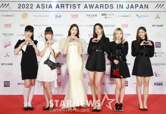 걸그룹 아이브가 13일 오후 일본 나고야 니혼가이시홀에서 열린 스타뉴스-미디어보이 주최 &#039;2022 Asia Artist Awards IN JAPAN&#039;(2022 아시아 아티스트 어워즈, 이하 2022 AAA) 레드카펫행사에서 포즈를 취하고 있다.  스타뉴스와 미디어보이가 주최하고 Asia Artist Awards 조직위원회와 더스타파트너, 컬쳐 엔터테인먼트가 공동 주관하는 글로벌 NO.1 시상식 &#039;2022 AAA&#039;에는 올 한 해 동안 국내외에서 많은 사랑을 받은 가수, 배우들이 참석해 눈을 뗄 수 없는 화려한 글로벌 축제의 장을 펼친다. 2022.12.13 /사진=이동훈 기자 photoguy@