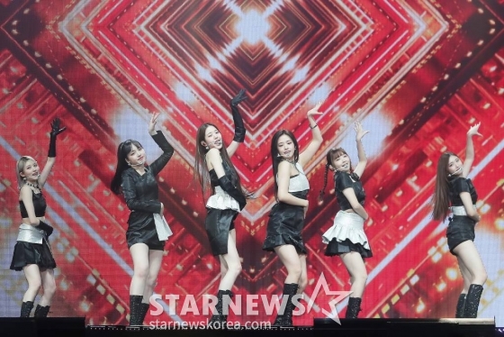 걸그룹 아이브(IVE)가 13일 오후 일본 나고야 니혼가이시홀에서 열린 스타뉴스-미디어보이 주최 '2022 Asia Artist Awards IN JAPAN'(2022 아시아 아티스트 어워즈, 이하 2022 AAA)에서 멋진 무대를 펼치고 있다. 스타뉴스와 미디어보이가 주최하고 Asia Artist Awards 조직위원회와 더스타파트너, 컬쳐 엔터테인먼트가 공동 주관하는 글로벌 NO.1 시상식 '2022 AAA'에는 세븐틴, 우주소녀 쪼꼬미, 임영웅, 펜타곤, KARD, 더보이즈, 스트레이 키즈, 베리베리, ITZY, 알렉사, 크래비티, 트레저, TFN, 킹덤, 라잇썸, 빌리, 아이브, 케플러, 트렌드지, 엔믹스, 템페스트, 르세라핌, 라필루스, 뉴진스, ATBO, 사공이호, 니쥬, &TEAM, 램페이지, 비퍼스트, 리오드라, 피피 크릿, 빌킨, 펙 팔리트초크까지 올해 아시아에서 뜨거운 인기를 얻은 아티스트들이 화려한 공연을 펼쳤다. 여기에 최시원, 박민영, 권유리, 류경수, 이준호, 김선호, 서인국, 황민현, 나인우, 이준영, 보나, 김세정, 한소희, 김영대, 강다니엘, 이재욱, 임재혁, 서범준까지 2022년 한 해 동안 영화, 드라마, 연극 무대를 빛낸 배우들이 '2022 AAA'에 참석해 시상식을 더욱 화사하게 빛냈다. 2022.12.13 /사진=김창현 기자 chmt@