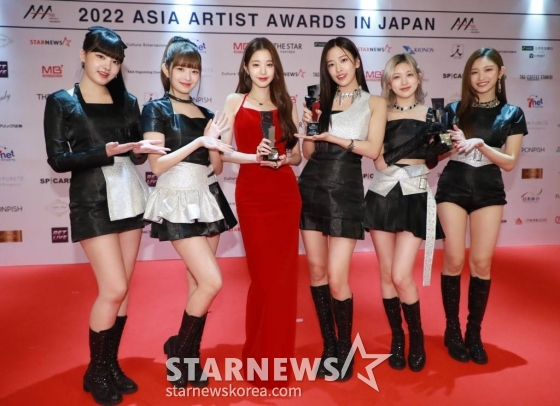 걸그룹 아이브가 13일 오후 일본 나고야 니혼가이시홀에서 열린 스타뉴스-미디어보이 주최 '2022 Asia Artist Awards IN JAPAN'(2022 아시아 아티스트 어워즈, 이하 2022 AAA)에서 대상인 AAA 올해의 노래상을 비롯해 3관왕을 달성한 뒤 포즈를 취하고 있다. 스타뉴스와 미디어보이가 주최하고 Asia Artist Awards 조직위원회와 더스타파트너, 컬쳐 엔터테인먼트가 공동 주관하는 글로벌 NO.1 시상식 '2022 AAA'에는 올 한 해 동안 국내외에서 많은 사랑을 받은 가수, 배우들이 참석해 눈을 뗄 수 없는 화려한 글로벌 축제의 장을 펼친다. 2022.12.13 /사진=이동훈 기자 photoguy@
