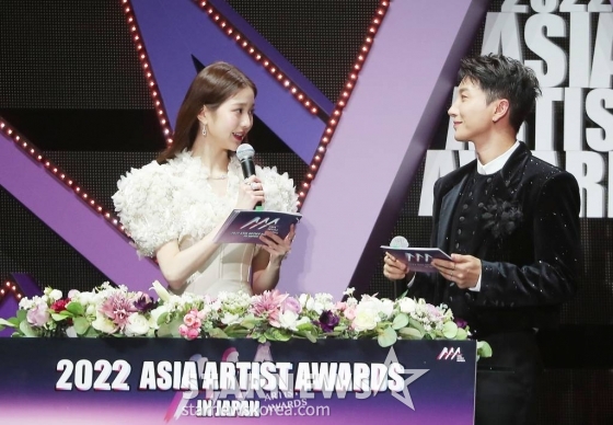 아이브 장원영, 슈퍼주니어 이특이 13일 오후 일본 나고야 니혼가이시홀에서 열린 스타뉴스-미디어보이 주최 '2022 Asia Artist Awards IN JAPAN'(2022 아시아 아티스트 어워즈, 이하 2022 AAA)에서 진행을 하고 있다. 스타뉴스와 미디어보이가 주최하고 Asia Artist Awards 조직위원회와 더스타파트너, 컬쳐 엔터테인먼트가 공동 주관하는 글로벌 NO.1 시상식 '2022 AAA'에는 올 한 해 동안 국내외에서 많은 사랑을 받은 가수, 배우들이 참석해 눈을 뗄 수 없는 화려한 글로벌 축제의 장을 펼친다. 2022.12.13 /사진=김창현 기자 chmt@