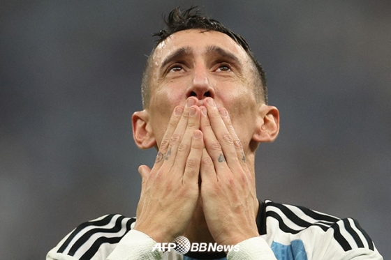 아르헨티나 앙헬 디 마리아가 19일 프랑스와의 카타르 월드컵 결승전에서 골을 넣은 뒤 눈물을 흘리고 있다. /AFPBBNews=뉴스1