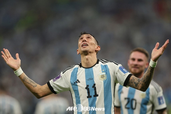 아르헨티나 앙헬 디 마리아가 19일 프랑스와의 카타르 월드컵 결승전에서 골을 넣은 뒤 눈물을 흘리고 있다. /AFPBBNews=뉴스1