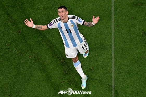 아르헨티나 앙헬 디 마리아가 19일 프랑스와의 카타르 월드컵 결승전에서 골을 넣은 뒤 골 세리머니를 펼치고 있다. /AFPBBNews=뉴스1