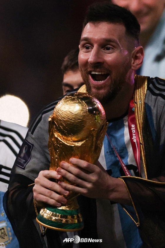 아르헨티나 리오넬 메시가 19일 카타르 월드컵 우승 트로피를 안고 기뻐하고 있다. /AFPBBNews=뉴스1