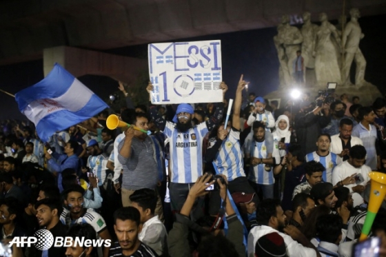 방글라데시 국민들이 19일(한국시간) 리오넬 메시와 아르헨티나 응원하고 있다./AFPBBNews=뉴스1