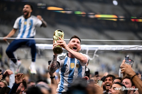 아르헨티나 공격수 리오넬 메시(가운데)가 2022 카타르 월드컵 우승을 차지한 뒤 트로피를 들어 보이고 있다. /사진=AFPBBNews=뉴스1
