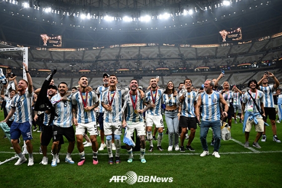 2022 FIFA 카타르 월드컵 우승을 차지한 아르헨티나 선수들이 우승 메달을 받은 뒤 팬들과 함께 기뻐하고 있다. /AFPBBNews=뉴스1