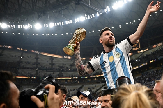 아르헨티나 리오넬 메시가 2022 FIFA 카타르 월드컵 우승을 차지한 뒤 우승 트로피를 쥐고 기뻐하고 있다. /AFPBBNews=뉴스1
