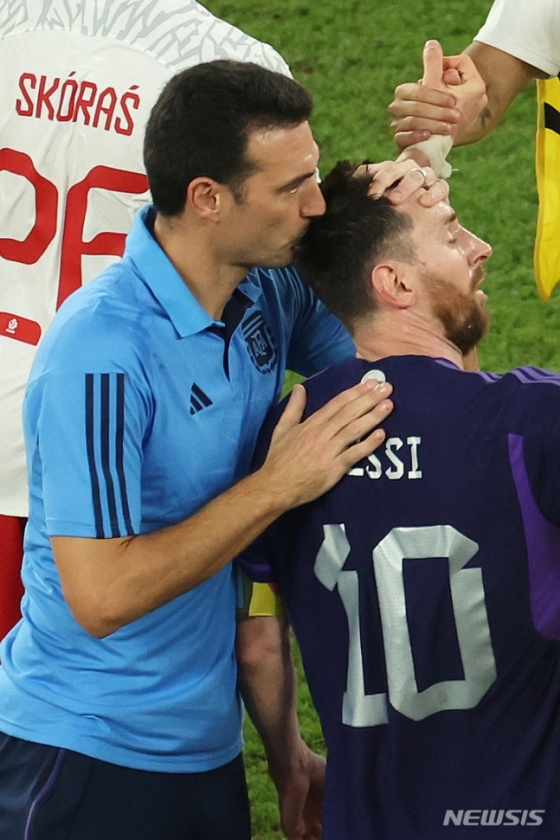 리오넬 스칼로니(왼쪽) 아르헨티나 감독이 지난달 30일(현지시간) 카타르 월드컵 조별리그 C조 3차전 폴란드와 경기에서 리오넬 메시의 머리에 키스하고 있다. /사진=뉴시스