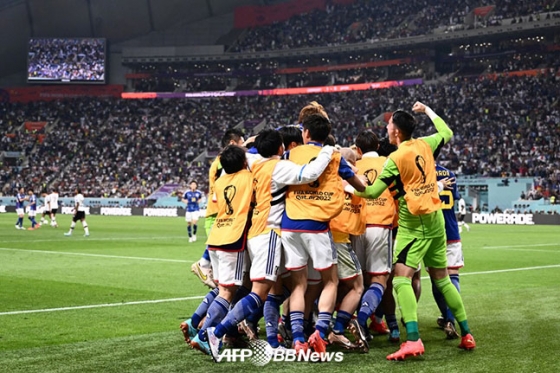 지난 11월 23일 독일과의 조별리그 1차전에서 역전골이 터진 뒤 기뻐하고 있는 일본 대표팀 선수들. /AFPBBNews=뉴스1