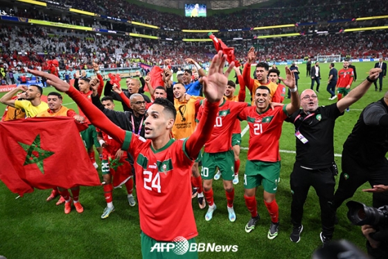 모로코 대표팀 선수들이 지난 10일 포르투갈을 꺾고 아프리카 최초로 월드컵 4강에 진출한 뒤 팬들과 기뻐하고 있다. /AFPBBNews=뉴스1