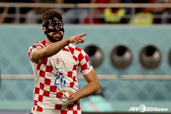 카타르 월드컵 기간 내내 안면 보호 마스크를 착용한 크로아티아 핵심 수비수 요슈코 그바르디올. /AFPBBNews=뉴스1