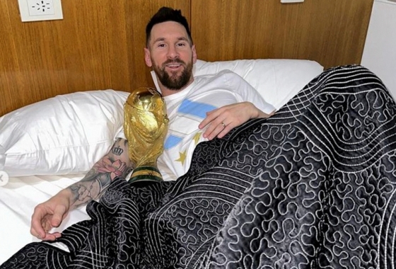메시가 FIFA 월드컵 트로피와 함께 침대에 누운 채 포즈를 취하고 있다. /사진=메시 SNS