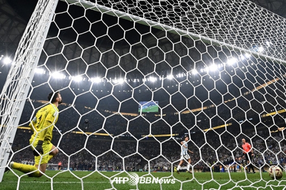 지난 19일 프랑스와의 카타르 월드컵 결승전에서 가운데로 찬 아르헨티나 파울로 디발라의 킥을 막지 못해 아쉬워하고 있는 프랑스 위고 요리스(왼쪽) 골키퍼. /AFPBBNews=뉴스1