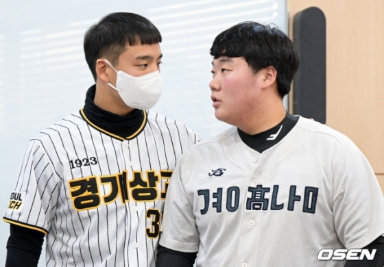 2022년 이만수 포수상을 수상한 엄형찬(왼쪽)과 이만수 홈런상을 수상한 김범석이 22일 서울 도곡동 야구회관에서 열린 제6회 이만수 포수상 및 홈런상 시상식을 마치고 인사를 나누고 있다.