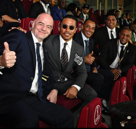 누스레트 괵체(왼쪽 두 번째)가 카타르 월드컵 대회 기간 중인 지난 3일 지아니 인판티노(왼쪽) FIFA 회장과 브라질 축구 전설들인 카푸(가운데), 호나우두, 호베르투 카를로스(오른쪽)과 함께 찍은 사진을 SNS에 게재했다. /사진=솔트 배 SNS