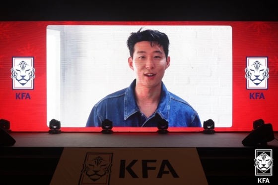 손흥민이 2022 KFA 어워드에서 올해의 선수상을 받은 뒤 영상을 통해 수상 소감을 밝히고 있다. /사진=대한축구협회