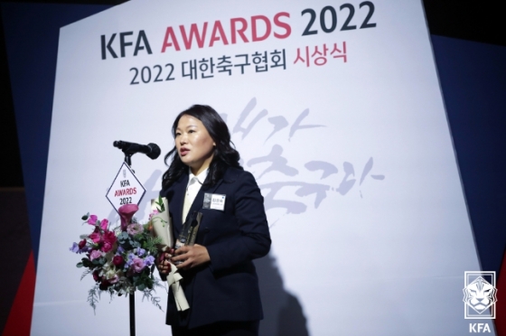 2022 KFA 어워드에서 올해의 지도자상(여자)을 받은 김은숙 인천현대제철 감독이 단상에 올라 수상 소감을 밝히고 있다. /사진=대한축구협회