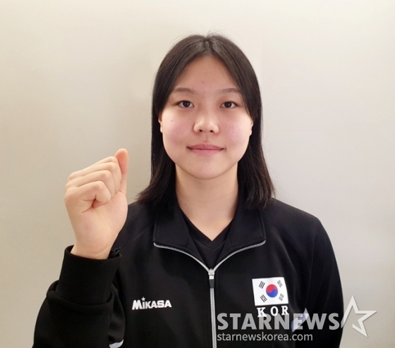 이지윤이 스타뉴스와 인터뷰에서 포즈를 취하고 있다./사진=심혜진 기자