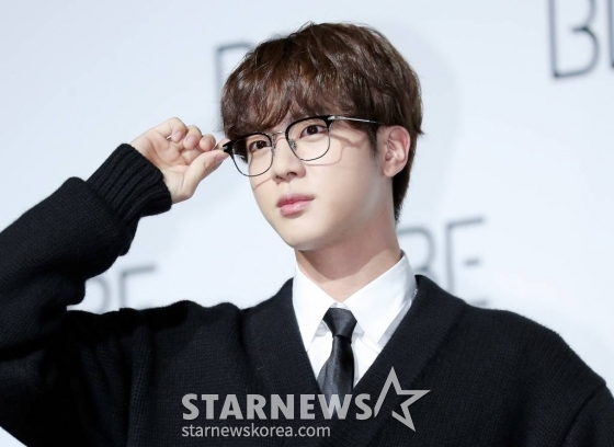 그룹 방탄소년단(BTS) 진이 20일 오전 서울 중구 동대문디자인플라자에서 열린 새 앨범 &#039;BE (Deluxe Edition)&#039; 발매 기념 글로벌 기자간담회에서 포즈를 취하고 있다.&#039;BE&#039;는 지금까지 방탄소년단이 선보인 정규 시리즈 앨범과는 다른 형태의 앨범. 타이틀 곡 &#039;Life Goes On&#039;을 비롯해 &#039;내 방을 여행하는 법&#039;, &#039;Blue &amp; Grey&#039;, &#039;Skit&#039;, &#039;잠시&#039;, &#039;병&#039;, &#039;Stay&#039;, &#039;Dynamite&#039; 등 총 8개 트랙이 수록된다. /사진=김창현 기자 chmt@
