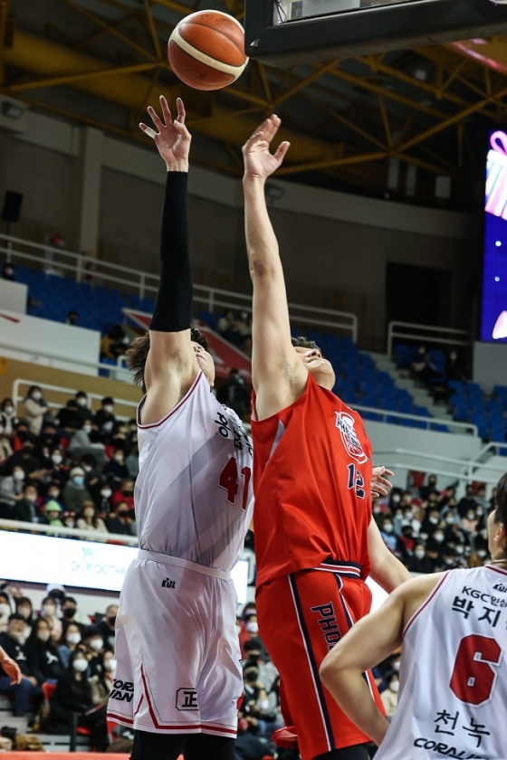 KGC 오세근(왼쪽)과 현대모비스 함지훈이 31일 울산 동천체육관에서 열린 2022~2023 SKT 에이닷 프로농구 경기에서 골밑 경합을 벌이고 있다. /사진=KBL 제공