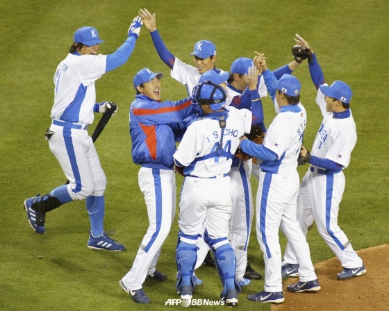 제1회 월드베이스볼클래식(WBC) 대회에 출전한 한국 야구 대표팀 선수들이 2006년 3월 12일(현지시간) 미국 캘리포니아주 애너하임 앤젤 스타디움에서 열린 멕시코와 대회 2라운드(8강) 1차전에서 2-1로 승리한 후 기뻐하고 있다. /AFPBBNews=뉴스1