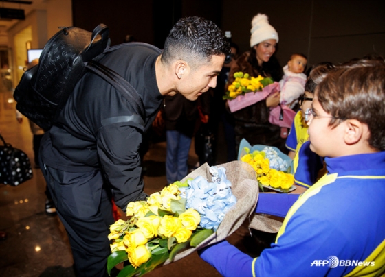 꽃다발 환영을 받고 있는 크리스티아누 호날두(왼쪽). /사진=AFPBBNews=뉴스1