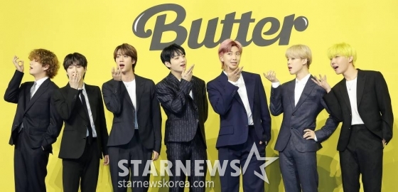 방탄소년단(BTS, 뷔 슈가 진 정국 RM 지민 제이홉)이 21일 오후 서울 송파구 방이동 올림픽홀에서 진행된 새 싱글앨범 &#039;Butter&#039; 발매 기념 쇼케이스에서 포즈를 취하고 있다.  &#039;Butter&#039;에는 버터처럼 부드럽게 녹아들어 너를 사로잡겠다는 방탄소년단의 귀여운 고백이 담겨있다.  방탄소년단은 &#039;Butter&#039;를 사실상의 선 공개 싱글로 스타트를 끊고 6월 중 &#039;Butter&#039;가 포함된 새 앨범을 발매할 계획이다. 2021.05.21 /사진=김창현 기자 chmt@