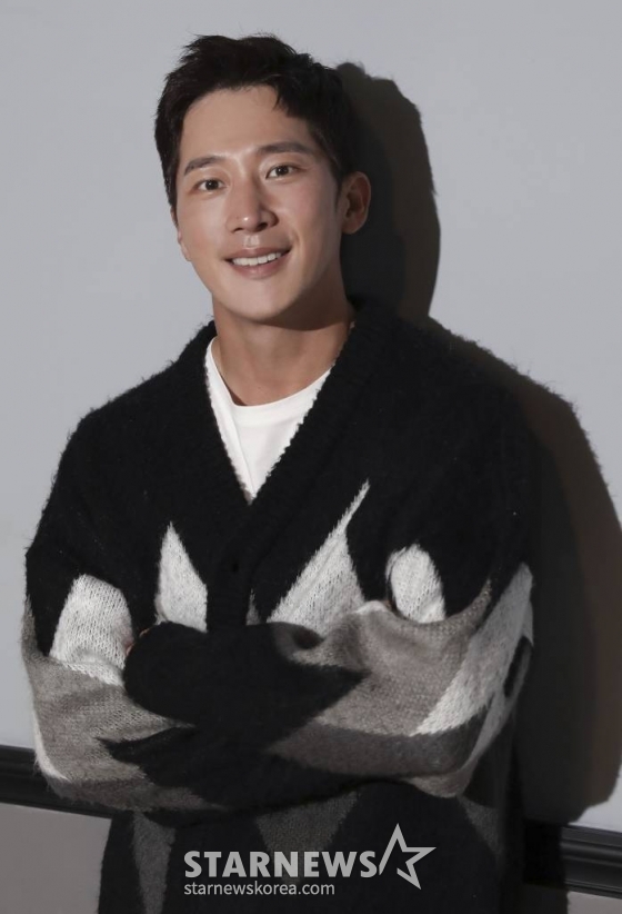 영화 &#039;영화의 거리&#039;(감독 김민근) 주연배우 이완이 9일 오전 온라인으로 진행된 인터뷰를 위해 포즈를 취하고 있다.  &#039;영화의 거리&#039;는 영화 로케이션 매니저와 감독으로 부산에서 재회한 선화와 도영의 이야기를 그리는 작품으로 오는 16일 개봉 예정이다. /사진제공=씨네소파 2021.09.09 /사진=이동훈 기자 photoguy@
