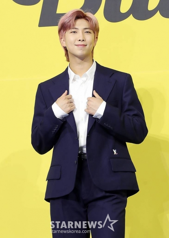 방탄소년단(BTS) RM이 21일 오후 서울 송파구 방이동 올림픽홀에서 진행된 새 싱글앨범 &#039;Butter&#039; 발매 기념 쇼케이스에서 포즈를 취하고 있다.  &#039;Butter&#039;에는 버터처럼 부드럽게 녹아들어 너를 사로잡겠다는 방탄소년단의 귀여운 고백이 담겨있다.  방탄소년단은 &#039;Butter&#039;를 사실상의 선 공개 싱글로 스타트를 끊고 6월 중 &#039;Butter&#039;가 포함된 새 앨범을 발매할 계획이다. 2021.05.21 /사진=김창현 기자 chmt@